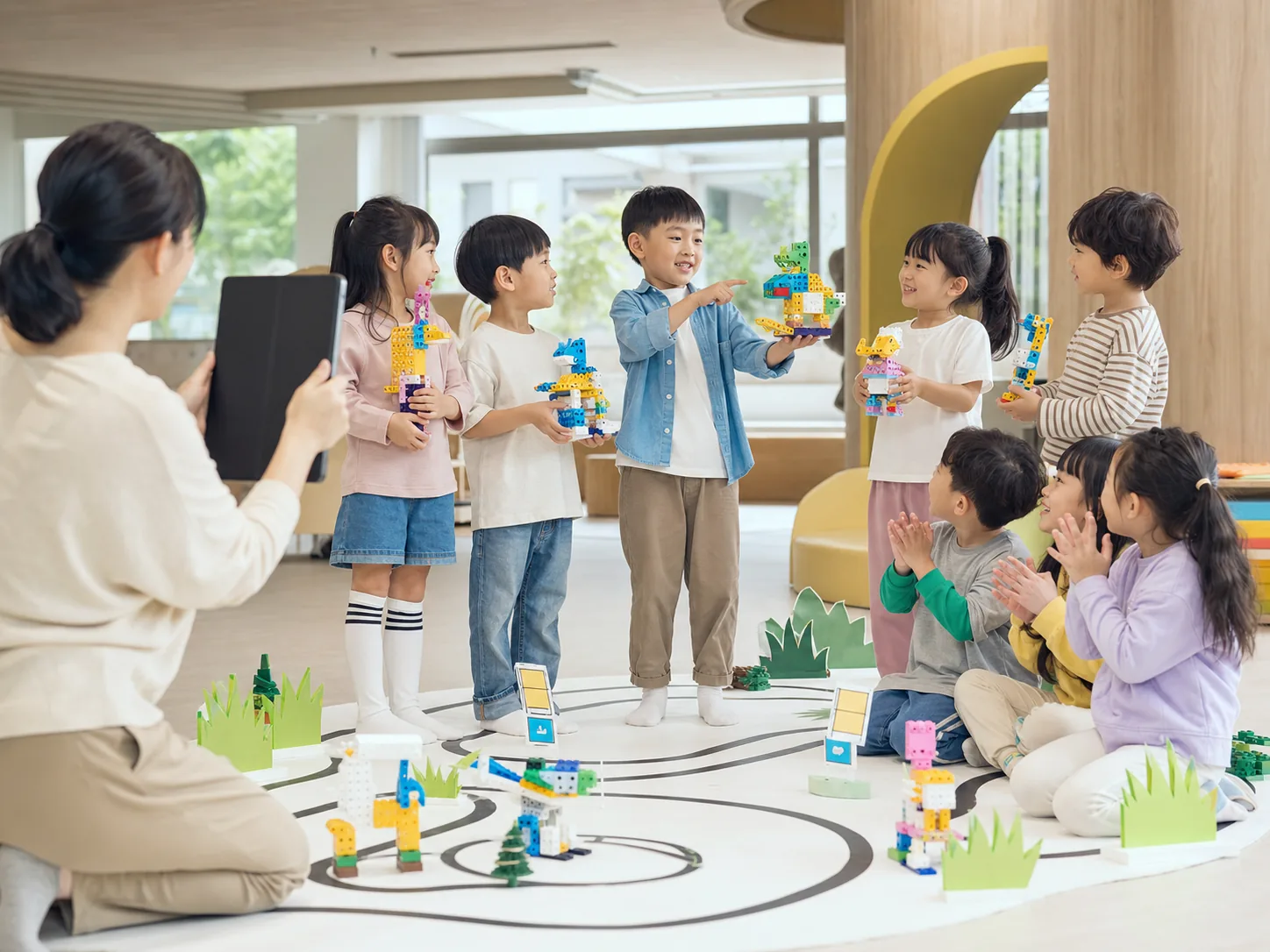 幼兒帶著自己完成的機器人作品參與團體挑戰